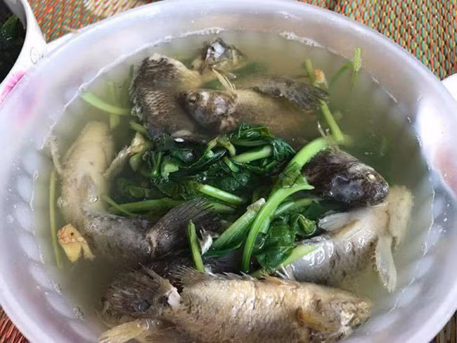 Món canh cải cá rô đồng nguyên con khiến người ăn sợ "khóc thét".
