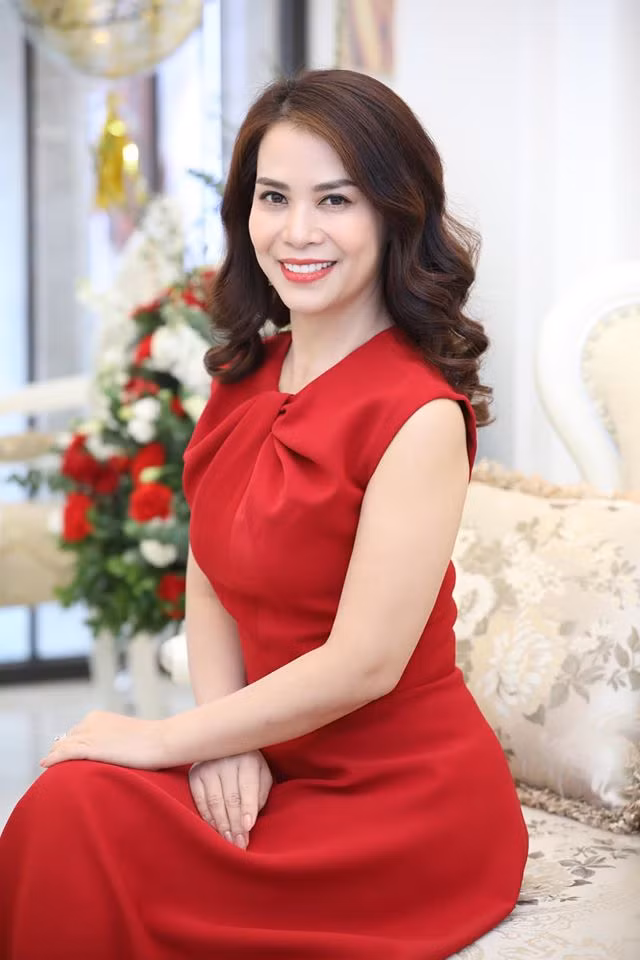 Tình mới của nghệ sĩ Chí Trung sở hữu gu ăn mặc sành điệu, thanh lịch.