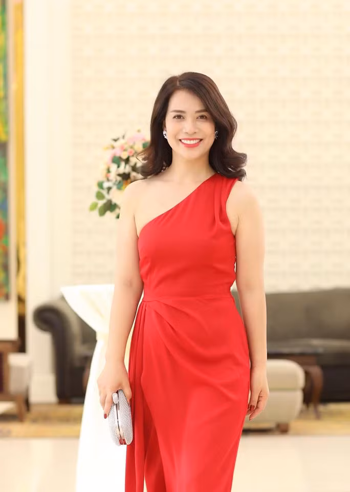 Kiểu đầm lệch vừa sang chảnh vừa quyến rũ được bạn gái mới của Chí Trung diện đi sự kiện.