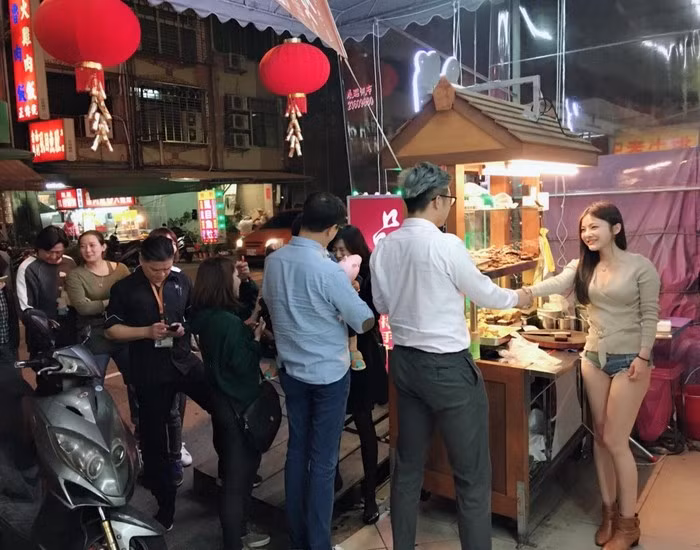 Cô gái Đài Loan gây chú ý vì mặc quần quá ngắn bán thịt lợn.