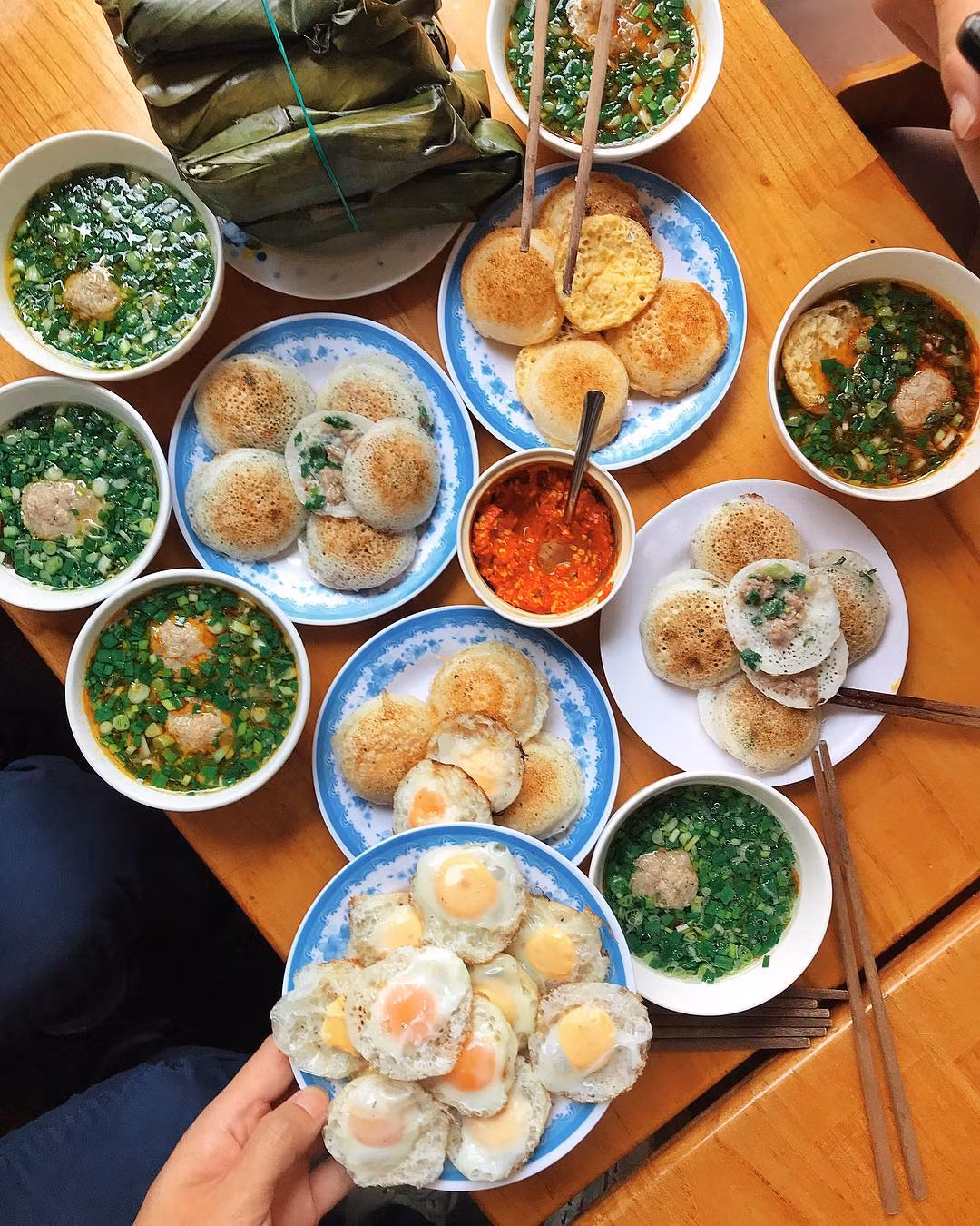 Bánh căn: Du lịch Đà Lạt, bạn chớ nên bỏ qua món bánh căn nóng hổi. Đây là món đặc sản siêu ngon được rất nhiều bạn trẻ tìm kiếm khi đến Đà Lạt. Những chiếc bánh thơm giòn làm từ nguyên liệu chính là gạo cùng các bước chế biến cầu kỳ, phức tạp.