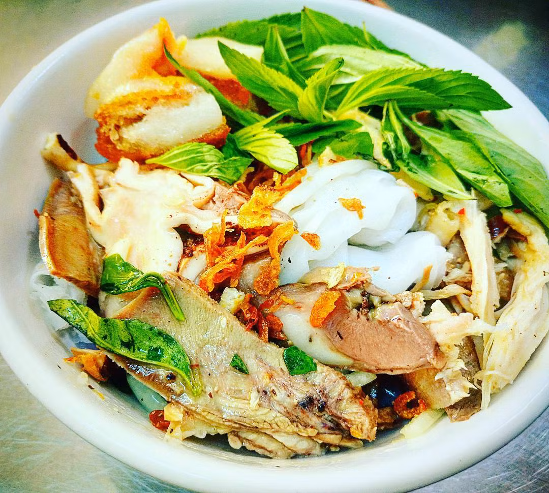 Bánh ướt lòng gà: Món đặc sản Đà Lạt này thực sự độc đáo trong cả cái tên và hương vị. Không ăn kèm chả, nem như các nơi khác, bánh ướt Đà Lạt sử dụng lòng gà và thịt gà xé phay.