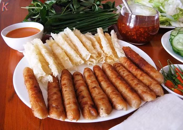 Nem nướng: Đến Đà Lạt bạn sẽ thưởng thức nem nướng với hương vị khá lạ miệng. Nem nướng Bà Hùng là đặc sản mà ai ở Đà Lạt cũng biết. Những chiếc nem mang hương vị núi rừng đặc trưng mà chẳng nơi đâu có. Đặc biệt hơn chính là thứ nước chấm được nấu từ xương heo thật kỹ và kỳ công.