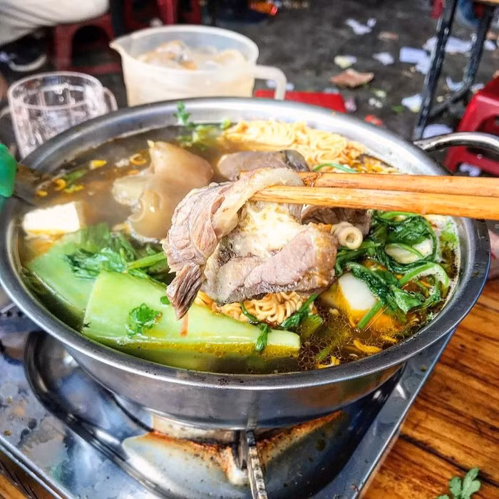 Lẩu bò Ba Toa: Ngoài lẩu gà lá é, lẩu bò Ba Toa cũng là một món lẩu đặc sản bạn nhất định phải thử khi đến Đà Lạt. Món lẩu bò nổi tiếng với những miếng bò dày và mềm thơm ngon.