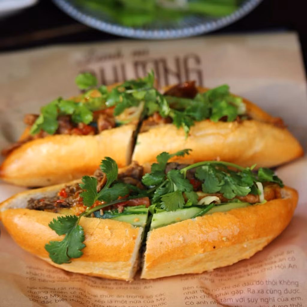 Nhắc đến bánh mì Hội An, cái tên song hành kèm theo là bánh mì Phượng, thương hiệu được truyền thông và các chuyên gia ẩm thực thế giới hết lời ngợi khen. Cố đầu bếp đẳng cấp thế giới Anthony Bourdain từng gọi bánh mì Phượng là bánh mì ngon nhất thế giới.