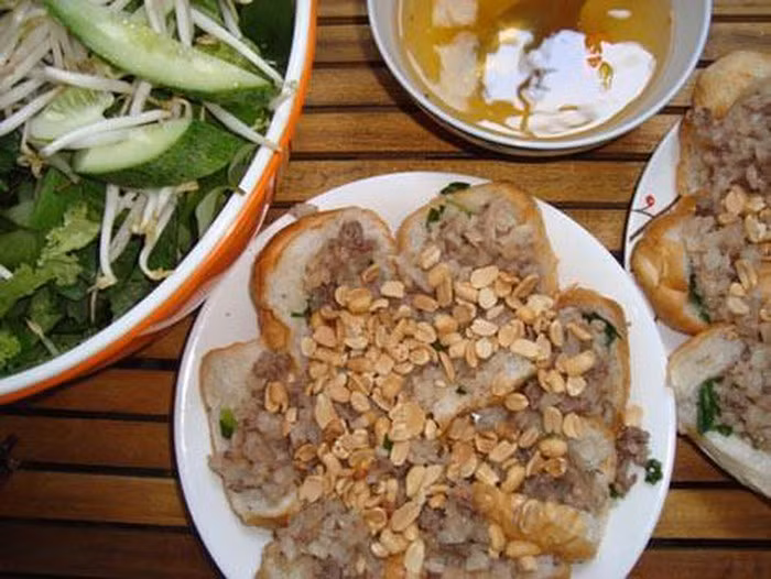 Nếu có dịp đến Sài Gòn, du khách cũng nên thưởng thức món bánh mì hấp vô cùng độc đáo. Không như những loại bánh mì nhồi nhân quen thuộc, bánh mì hấp sẽ mang đến hương vị mới lạ hơn. Bánh mì hấp ngon nhất là khi gói cùng rau sống vừa tươi vừa giòn và chấm trọn vào chén mắm chua ngọt.