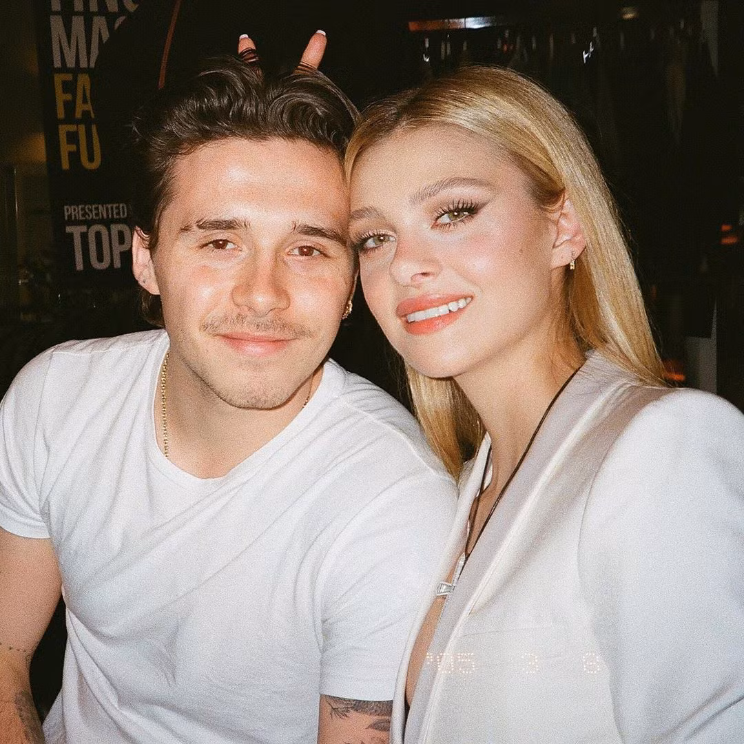 Nicola Peltz mang quốc tịch Mỹ nhưng thừa hưởng nhiều nét đẹp lai giữa Nga, Do Thái, Đức và Anh. Để giữ vóc dáng nóng bỏng với cân nặng 55kg và vòng eo 63cm, Nicola thường xuyên luyện tập hot yoga.