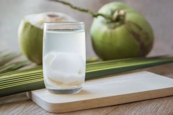 Cách chữa say nắng với nước dừa: Dừa 1 trái lấy cả nước và cùi non, cho uống liền hoặc để lạnh, ngày 3 lần. Dùng cho các trường hợp sốt nóng, say nắng, khát nước, phù nề, đi tiểu ít, mụn nhọt lở ngứa, viêm da, chàm chốc.