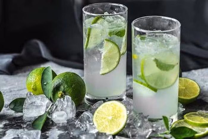 Nước chanh: Nước chanh có thể giúp bạn loại bỏ các triệu chứng như chóng mặt, buồn nôn do say nắng. Khi bị say nắng, bạn có thể uống một cốc nước chanh pha được pha thêm muối hoặc đường.