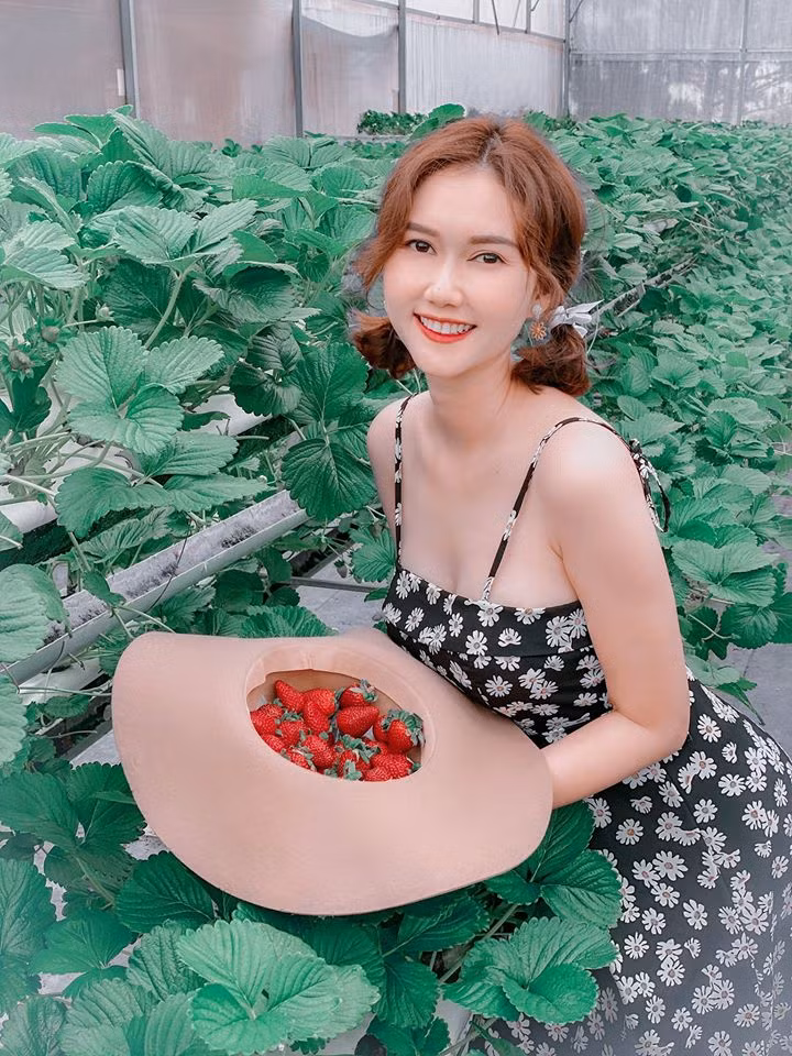 Nữ diễn viên mới đây làm dân tình không khỏi thích thú khi chia sẻ hình ảnh diện váy hai dây gợi cảm đi hái dâu tại Đà Lạt.