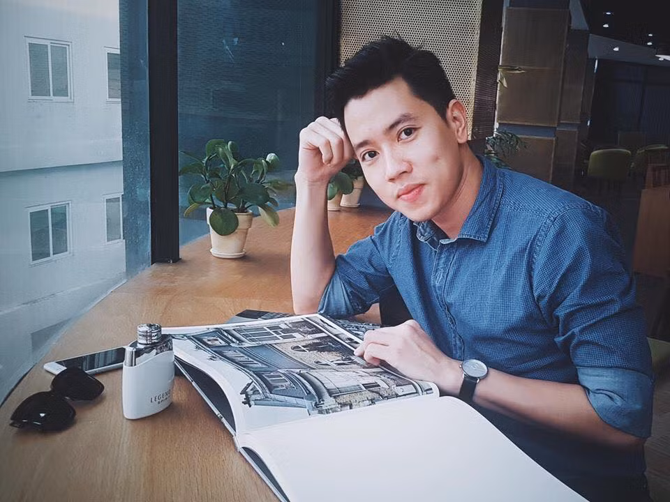 Sở hữu mức lương cao nhưng Quang Đạt ăn mặc khá giản dị nhưng vẫn nam tính. Cơ trưởng trẻ nhất Việt Nam khiến nhiều cô gái tiếc nuối bởi anh đã có bạn gái. Ảnh: FB, IG. Mời độc giả theo dõi Video "Minh Hằng chia sẻ về phong cách thời trang". Nguồn: VTC.