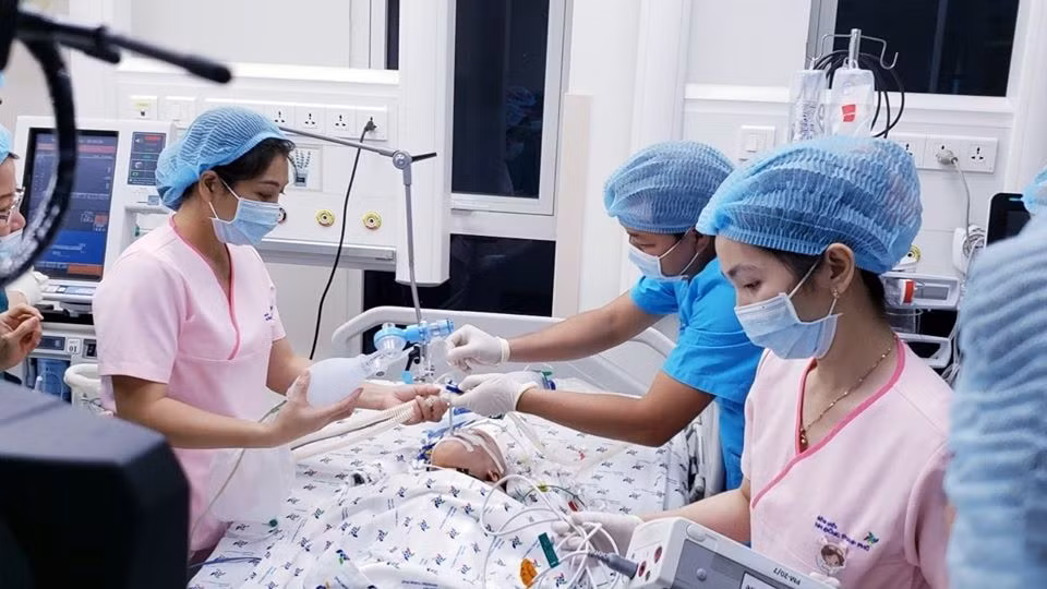 Sau khi nghe tin ca mổ thành công tốt đẹp, Thủ tướng Chính phủ Nguyễn Xuân Phúc đã gọi điện cho Giáo sư Tiến sĩ Nguyễn Thanh Long, Quyền Bộ trưởng Bộ Y tế chúc mừng kíp mổ của Bệnh viện Nhi đồng thành phố Hồ Chí Minh đã phát huy trí tuệ, trình độ chuyên môn và sự nỗ lực của bệnh viện. Ảnh: Internet, BVCC.