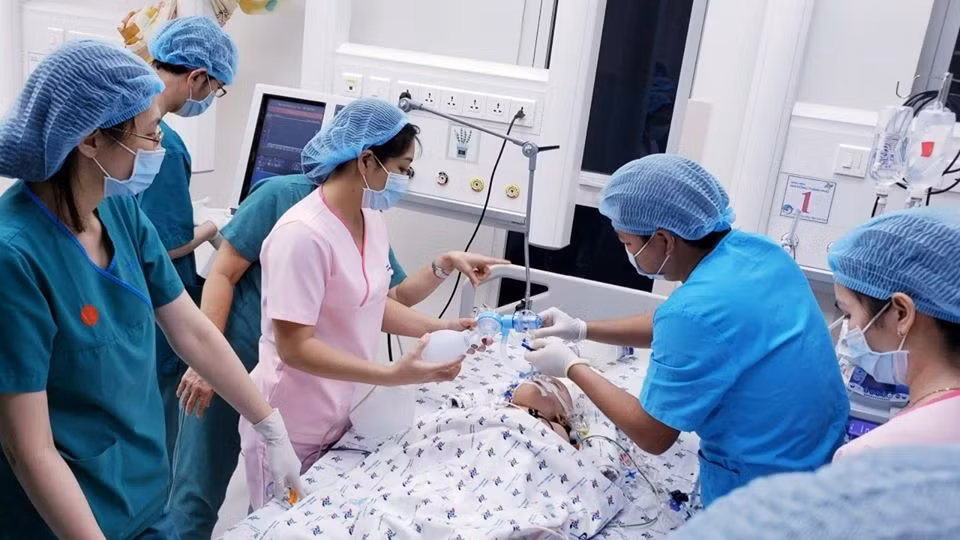 Để có máu cho hai bé sử dụng trong suốt ca mổ, bệnh viện đã đăng ký 16 đơn vị hồng cầu lắng, 12 đơn vị huyết tương tươi đông lạnh và 12 đơn vị tiểu cầu.