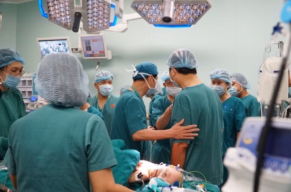 Song Nhi đã được chuyển khoa Hồi Sức Ngoại an toàn, tiếp tục được theo dõi sát tình trạng sức khỏe sau mổ, một hành trình cũng đầy khó khăn không kém.