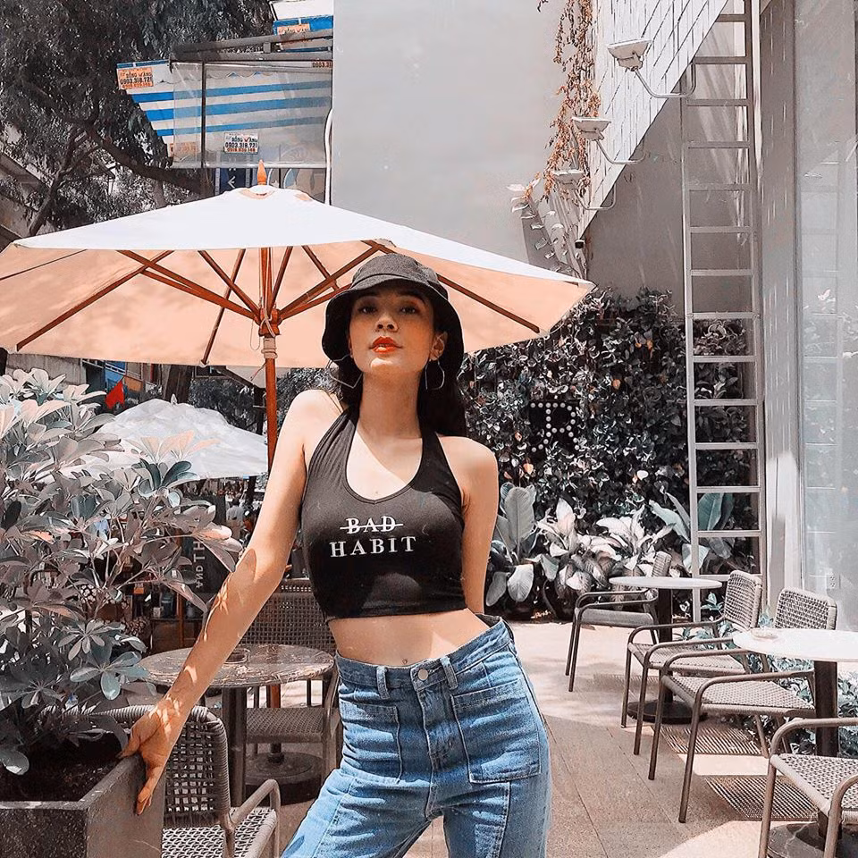 Cô nàng luôn biết thể hiện vẻ đẹp khỏe khoắn và năng động qua cách chọn trang phục. 