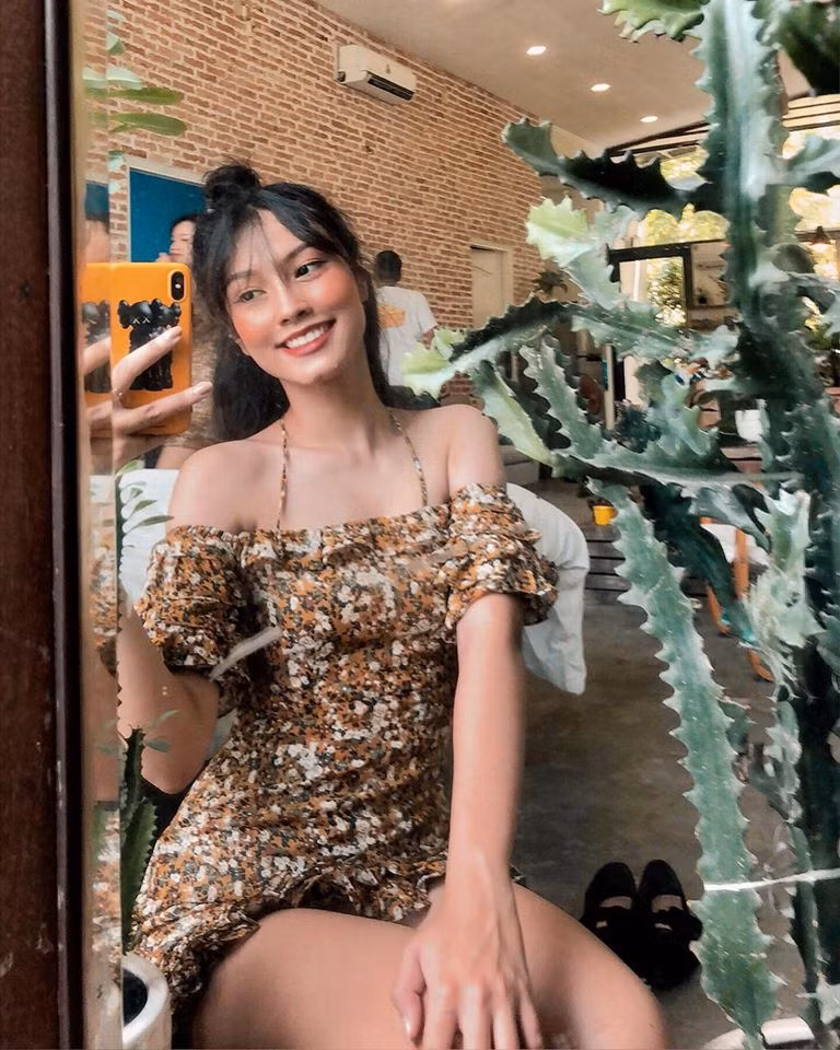Với gu thời trang cá tính, cô nàng hiện là mẫu ảnh độc quyền cho một số cửa hàng thời trang khá nổi tiếng tại Sài Gòn.