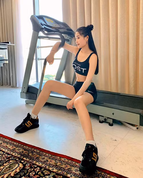Lê Âu Ngân Anh không quên chụp ảnh khoe thân hình nuột nà trong quá trình tập luyện tại nhà tránh dịch.
