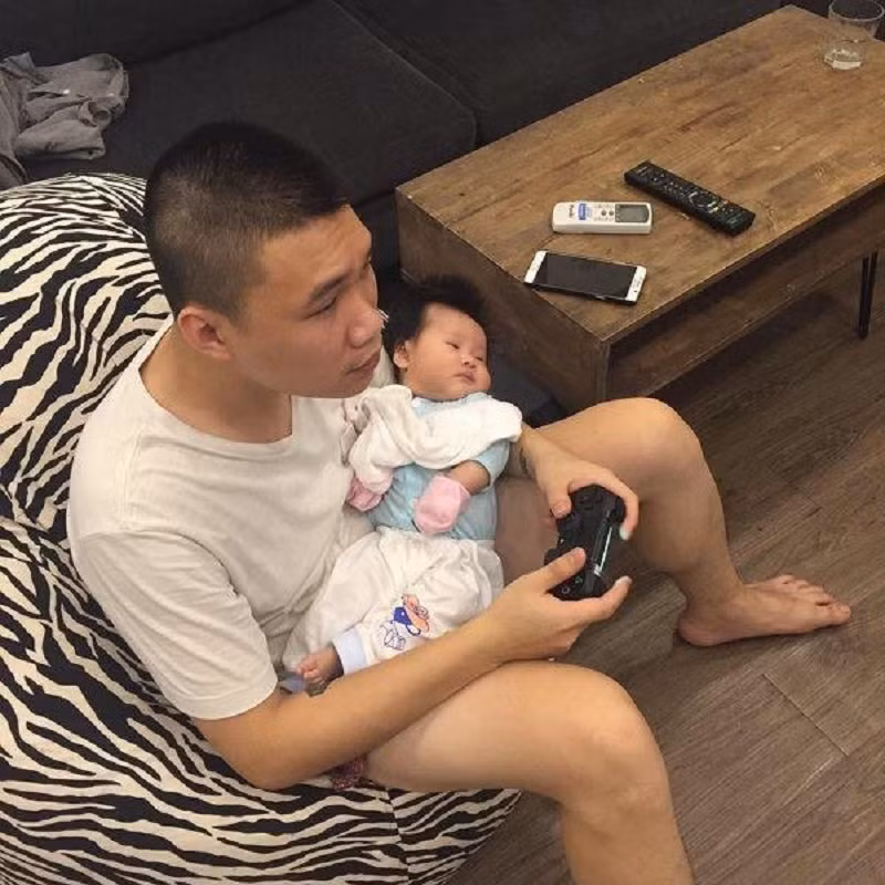 Trốn vợ chơi game trong mùa dịch, chồng giả vờ đau bụng, viện cớ họp trực tuyến - Hình 3 Tron vo choi game trong mua dich, chong gia vo dau bung, vien co hop truc tuyen-Hinh-3