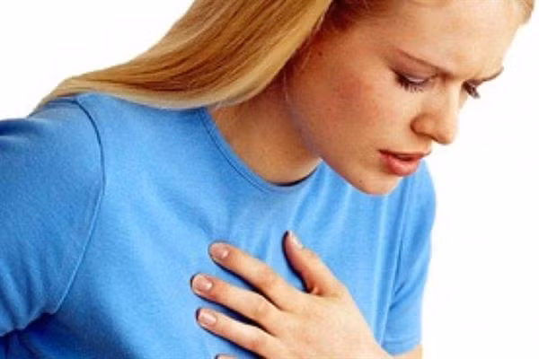 Khó thở: Suy tim và bệnh mạch vành là một trong những nguyên nhân nghiêm trọng gây ra dấu hiệu khó thở. Bệnh nhân suy tim thường khó thở khi gắng sức, nặng hơn có thể khó thở cả khi nằm nghỉ.