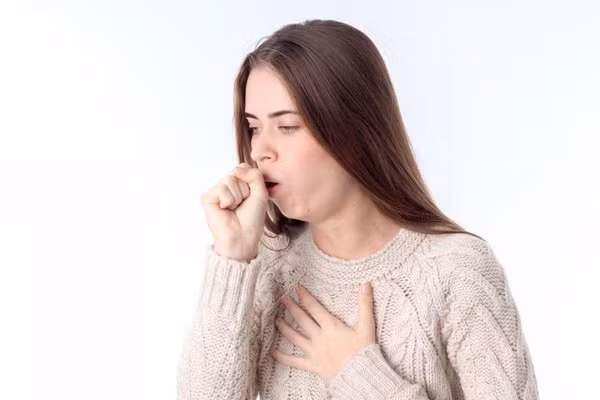 Ho liên tục, khó dứt: Ho có thể bắt nguồn từ nhiều vấn đề khác nhau và nó cũng có thể là dấu hiệu cảnh báo bệnh tim. Cơn ho dai dẳng tạo ra chất lỏng màu hồng có chứa máu là dấu hiệu phổ biến của bệnh suy tim.