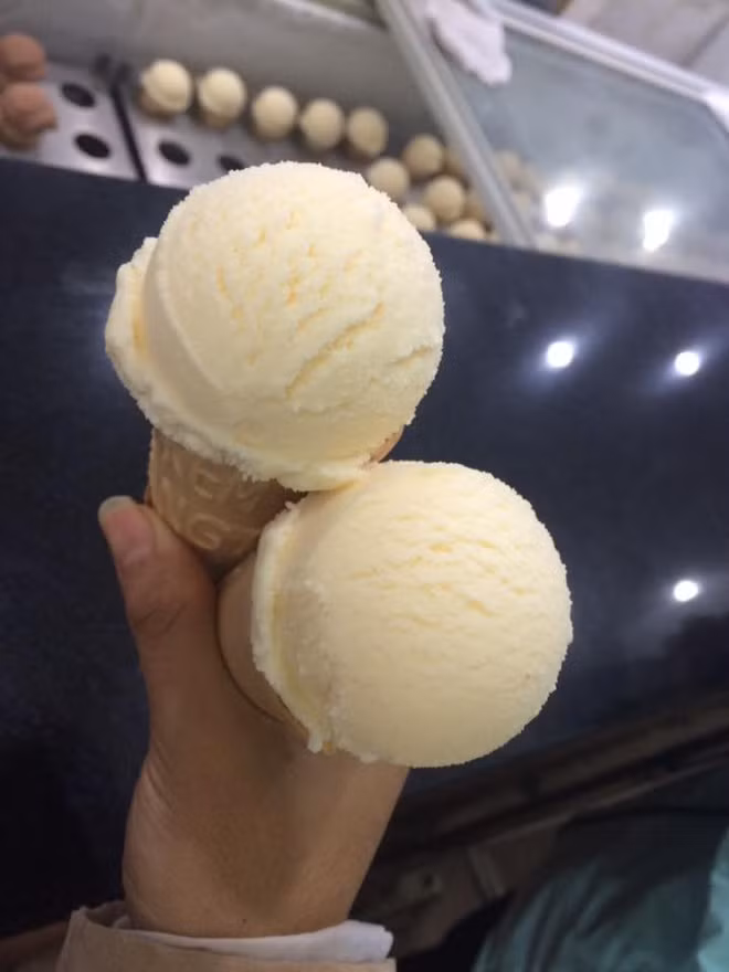 Kem Tràng Tiền: Dù thưởng thức trong mùa đông hay mùa hè, bạn sẽ phải thầm thương và ấn tượng hương vị khó quên. Khi ăn, bạn cảm nhận rõ kem tươi ngọt mát, tan ngay trong miệng còn vỏ quế thì thơm, giòn. Ảnh: Internet. Video "Chế biến món ngon từ nấm đông cô". Nguồn: VTC.