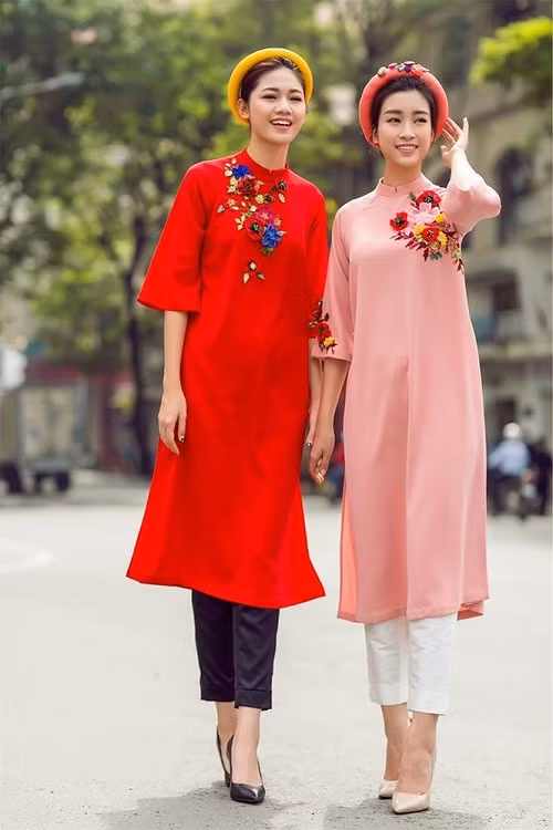 Để chiếc áo dài cách tân đẹp mặc đi lễ chùa không bị quá đơn điệu hay nhạt nhòa trước đám đông. Bạn có thể lựa chọn những chiếc áo dài màu thuê hoa lá nổi bật nhưng vẫn kín đáo.