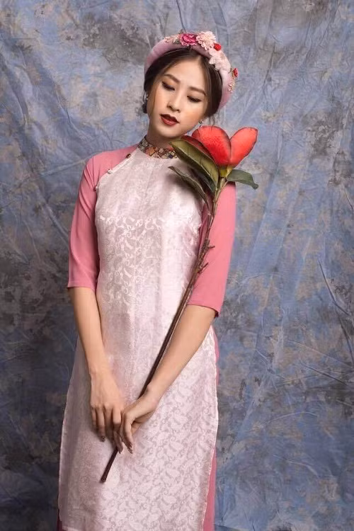 Mẫu áo dài cách tân đi lễ chùa không thể bỏ qua đó là những loại áo một màu. Chúng ta có thể cách điệu bằng màu sắc khác ở phần tay áo.