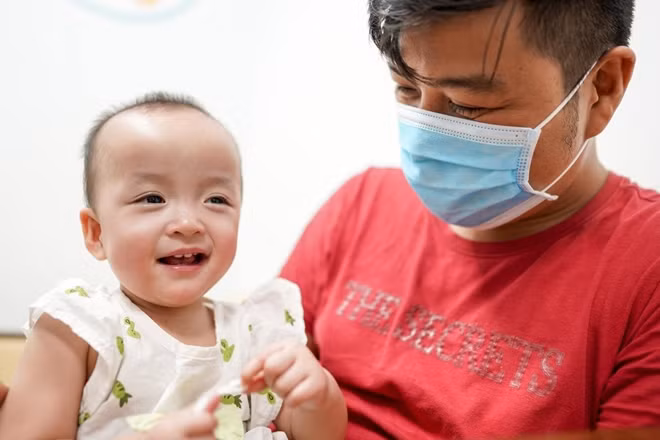 Hai bé chỉ bị gián đoạn tiêm chủng trong 2 tháng hậu phẫu. Hiện tại, song Nhi được tiêm tiếp các mũi vaccine trong Chương trình tiêm chủng mở rộng.