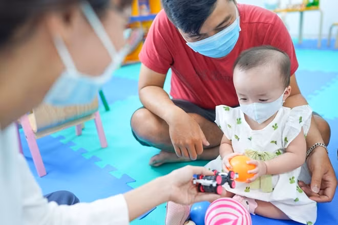 Trong thời gian chờ ca phẫu thuật tiếp theo, song Nhi được cha mẹ đưa về nhà để bố mẹ chăm sóc.
