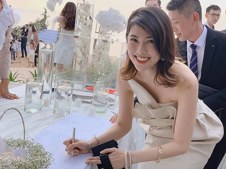 Thu Hằng dường như không bó buộc bản thân theo bất cứ style cố định nào,khi thì nhẹ nhàng, mong manh khi lại sành điệu, gợi cảm đầy mê hoặc.