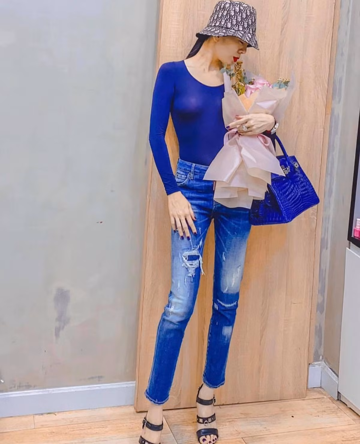 Trong bức hình mới nhất được Lệ Quyên đăng tải trên trang cá nhân, cô phối đồ đơn giản. Thế nhưng, việc diện áo siêu mỏng khiến cô vô tình để lộ vòng 1 không nội y, chỉ dán miếng phòng hộ. Chi tiết đặc biệt nhanh chóng thu hút người nhìn một cách nhanh chóng.