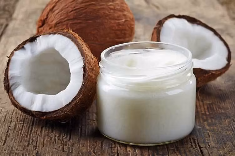 Tẩy trang bằng dầu dừa: Chỉ cần nhẹ nhàng thoa dầu dừa lên mặt và để nó trong 10 phút trước khi rửa sạch. Nó sẽ làm sạch và giữ ẩm cho làn da của bạn.