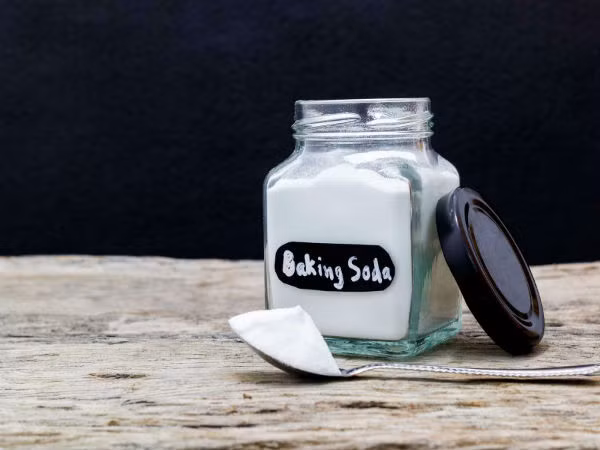 Baking soda là nguyên liệu làm đẹp dễ tìm trong bất cứ căn bếp nào. Chúng thường được dùng để nấu ăn, nướng bánh, tẩy rửa. Ngoài ra, baking soda cũng có rất nhiều lợi ích cho sức khỏe và làm đẹp, đặc biệt được xem là chất tẩy trắng răng vô cùng hiệu quả.