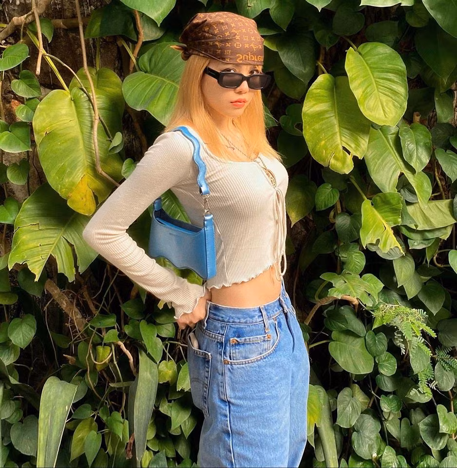 Sở hữu vóc dáng thanh mảnh, gợi cảm, Thiều Bảo Trâm thường xuyên mặc crop top hoặc áo hai dây, để lộ vòng eo thon gọn và làn da trắng.