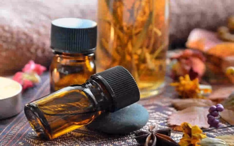 Dầu gỗ đàn hương là một loại tinh dầu tương đối đắt tiền nhưng có tác dụng đáng ngạc nhiên trong việc chống lão hóa và phục hồi da, làm da mịn màng ít nếp nhăn.