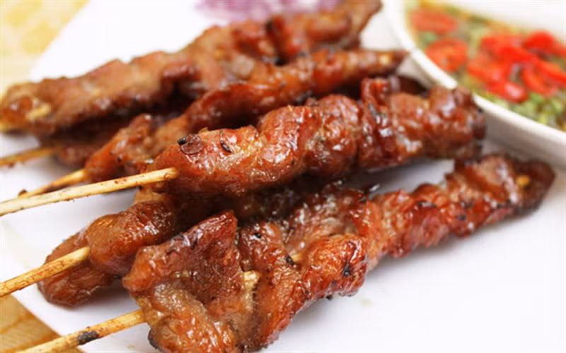 Thịt xiên nướng: Những quán thịt xiên nướng than hoa thơm lừng, xuất hiện như đốm lửa nhỏ nơi góc phố thủ đô trong những ngày xầm xì mưa rét. Đây là món ăn khoái khẩu của nhiều người, đặc biệt là giới trẻ và thường được thưởng thức vào giờ chiều.