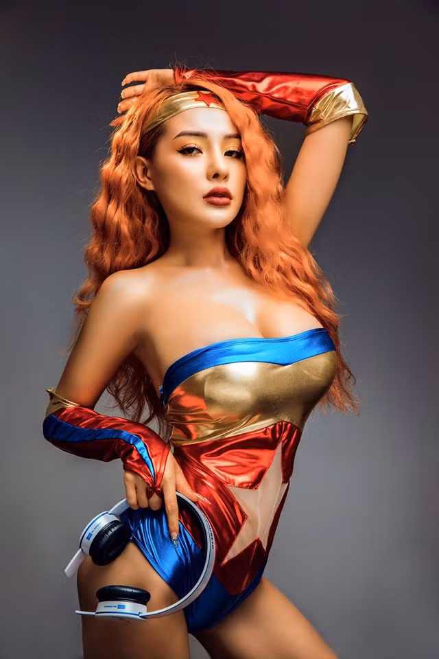 Vòng một của Ngọc Ngân như thể đang bị “bức tử” quá đà. Ảnh: FBNV. Mời độc giả theo dõi video "Minh Hằng chia sẻ về phong cách thời trang". Nguồn: VTC.