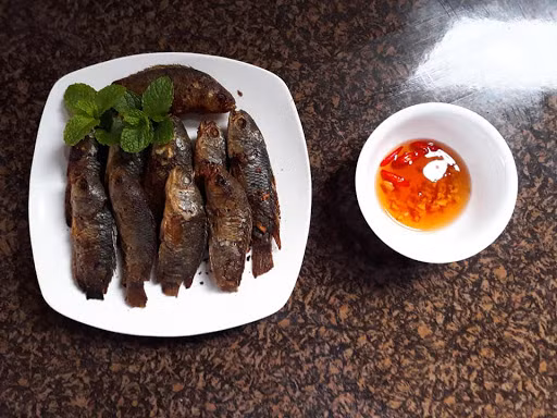 Cá rô chiên gần như là món đơn giản nhất. Cá rô đồng làm sạch, không cần tẩm ướp gia vị. Chiên cá rô chín vàng cả hai mặt, có thể cho hơi cháy giòn một chút, chấm với nước mắm có nhiều gừng, ớt giã nhỏ. Hương vị gừng thơm cay quyện với cái béo ngậy, bùi thơm của cá, thật khó quên.