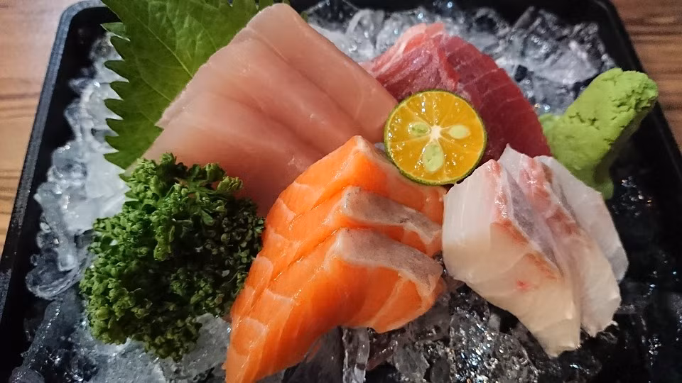 Nhiều trường hợp người dân bị nhiễm trùng máu do vi khuẩn Vibrio vulnificus sống ký sinh trong các loài thủy sinh có vỏ như tôm, hàu...Vi khuẩn này có thể gây hoại tử cân cơ rất nhanh, nguy hiểm hơn, bệnh nhiễm trùng máu do vi khuẩn này gây tỉ lệ tử vong cao, lên đến 50 - 90%, do đó còn được mệnh danh là “vi khuẩn ăn thịt người”.