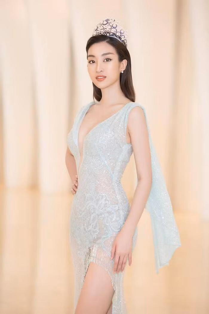 Hoa hậu Đỗ Mỹ Linh trông cực kỳ gợi cảm trong bộ đầm xuyên thấu. 