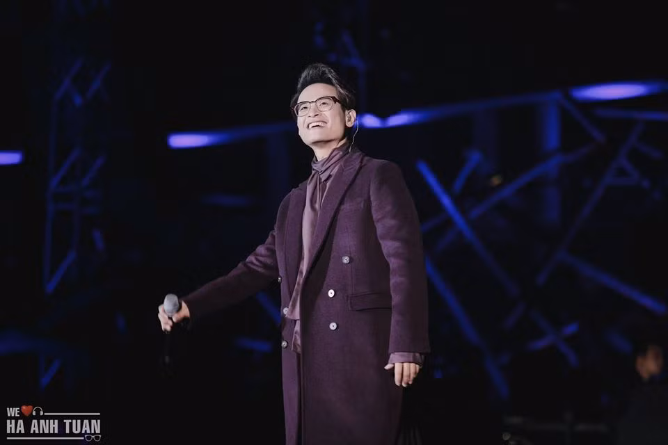 Để giữ được hình ảnh một chàng trai lãng tử, anh thường lăng xê những chiếc áo khoác dáng dài màu trung tính, nam tính.
