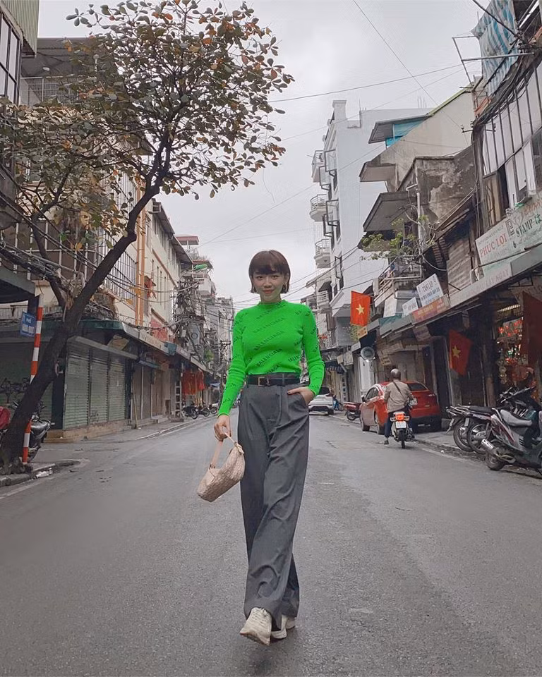Đôi khi, chỉ với chiếc áo thun “kín cổng cao tường” màu xanh lá phối cùng quần ống rộng, người đẹp trông thần thái ngút trời khi xuống phố.