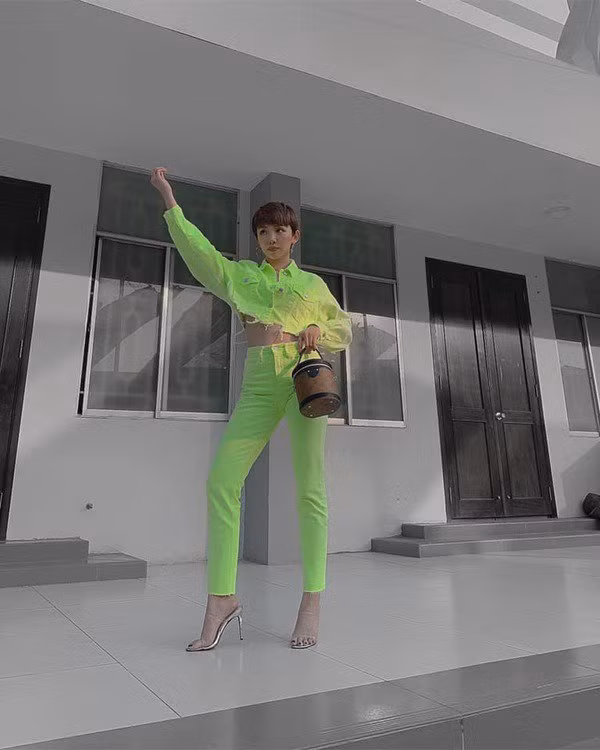 Tóc Tiên chinh phục trang phục màu xanh neon “khó nhằn” khi diện cả set đồ ton sur ton phối với đôi sandals cao gót quai trong suốt để hoàn thiện tổng thể bắt mắt.