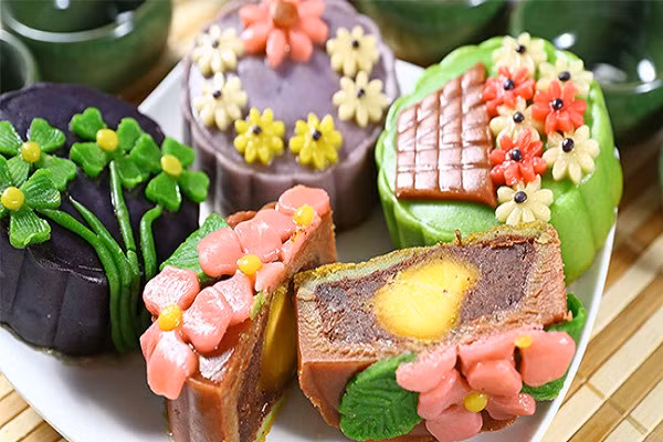 Vẫn là những chiếc bánh trung thu truyền thống, nhưng qua bàn tay khéo léo của người làm được cách điệu với hình thức trang trí 3D, sử dụng bột mì tạo nên đa dạng hình thù đặc sắc.