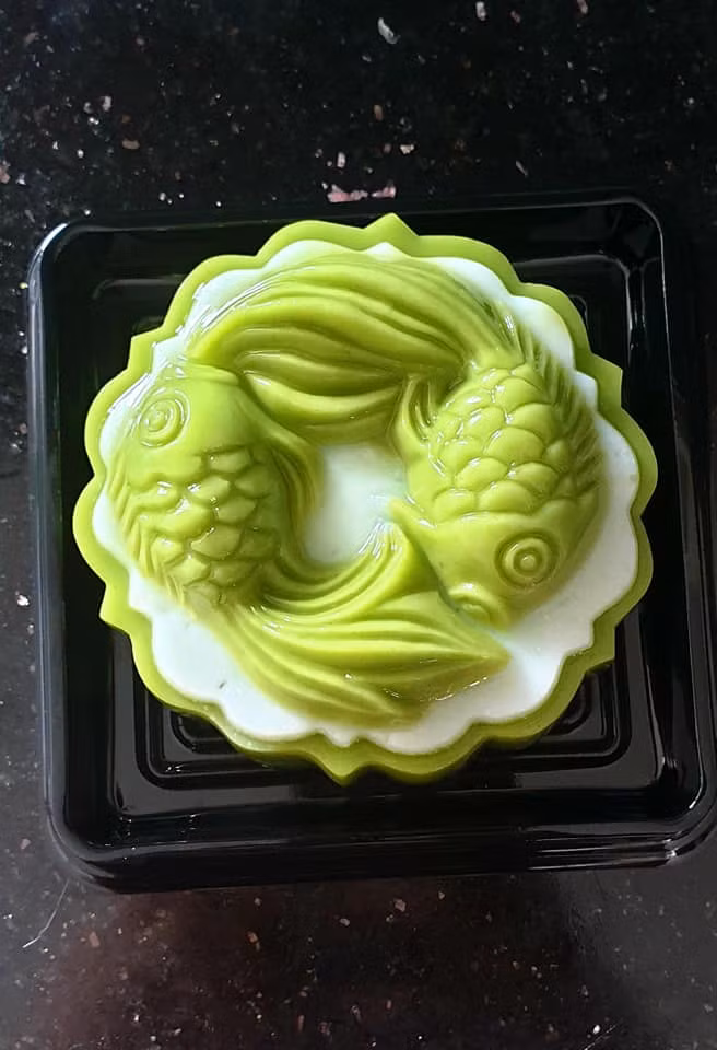 Tuy bánh trung thu rau câu không quá mới nhưng nó vẫn thu hút nhiều người quan tâm bởi sự bắt mắt và dễ ăn không ngấy. Bánh cũng có đầy đủ vỏ bánh, nhân bánh, thậm chí có cả trứng muối.