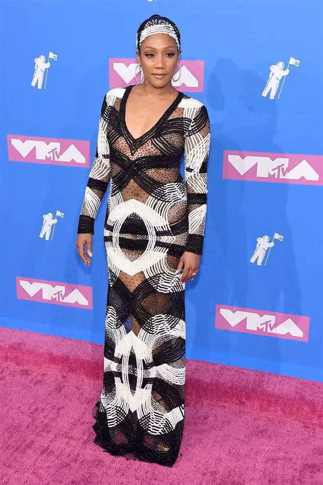 Diễn viên Tiffany Haddish là chủ nhân của bộ đầm xuyên thấu mỏng manh khác trên thảm đỏ VMA. Ảnh: Internet. Mời độc giả theo dõi video "Minh Hằng chia sẻ về phong cách thời trang". Nguồn: VTC.