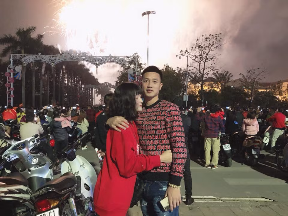 Thời trang ngày Tết “ton sur ton” Nguyễn Huy Hùng và bạn gái khi đón giao thừa cùng nhau. Ảnh: FBNV. Video "Minh Hằng chia sẻ về phong cách thời trang". Nguồn: VTC.