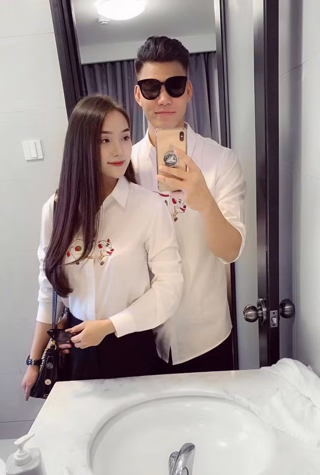 Mặc áo đôi đồng điệu với bạn gái, Vũ Văn Thanh cực bảnh bao khi về quê đón Tết.