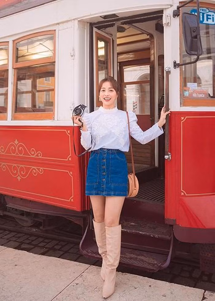 Khác với khi lên sóng truyền hình, Im Hyun Joo ngoài đời ăn mặc trẻ trung và cá tính hơn.