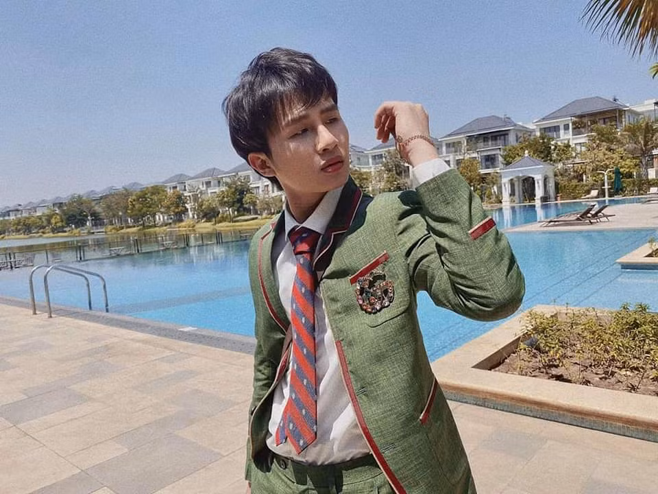 Giọng ca "Em gì ơi" bắt đầu "lột xác" theo đuổi hình ảnh chỉn chu hơn với những bộ suit hợp mốt trên sân khấu.
